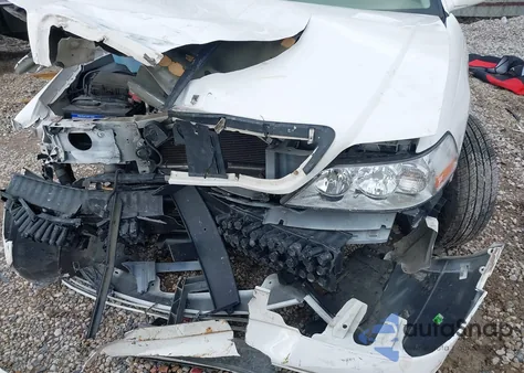 2010 Lincoln Town Car Signature Limited z USA, uszkodzony, nr VIN 2LNBL8CV3AX750822